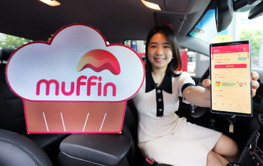 SK에너지 주유소 이용자가 머핀앱을 소개하고 있다. [SK이노베이션 제공]